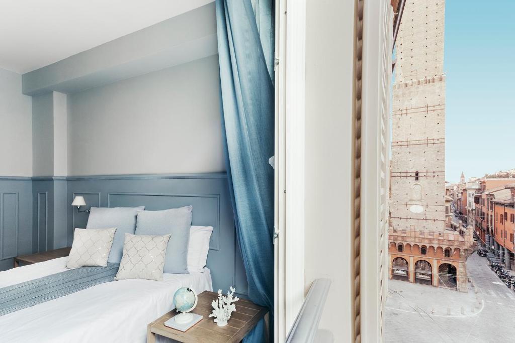 - une chambre avec un lit et une vue sur la ville dans l'établissement Petronio Residence, à Bologne