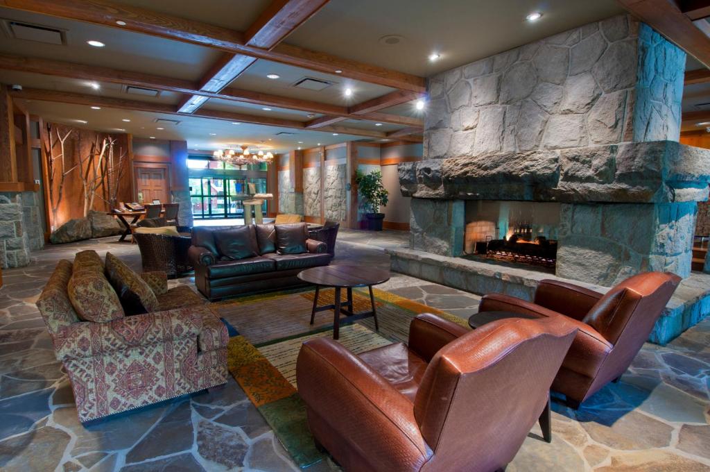 Χώρος καθιστικού στο First Tracks Lodge