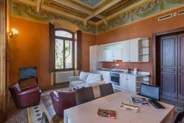 un soggiorno con tavolo e cucina di Villa Edoardo a Rapallo
