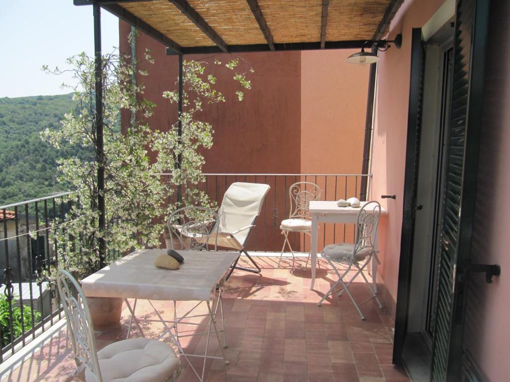 a patio with a table and chairs on a balcony at La Casa dell ' Orto in Lerici