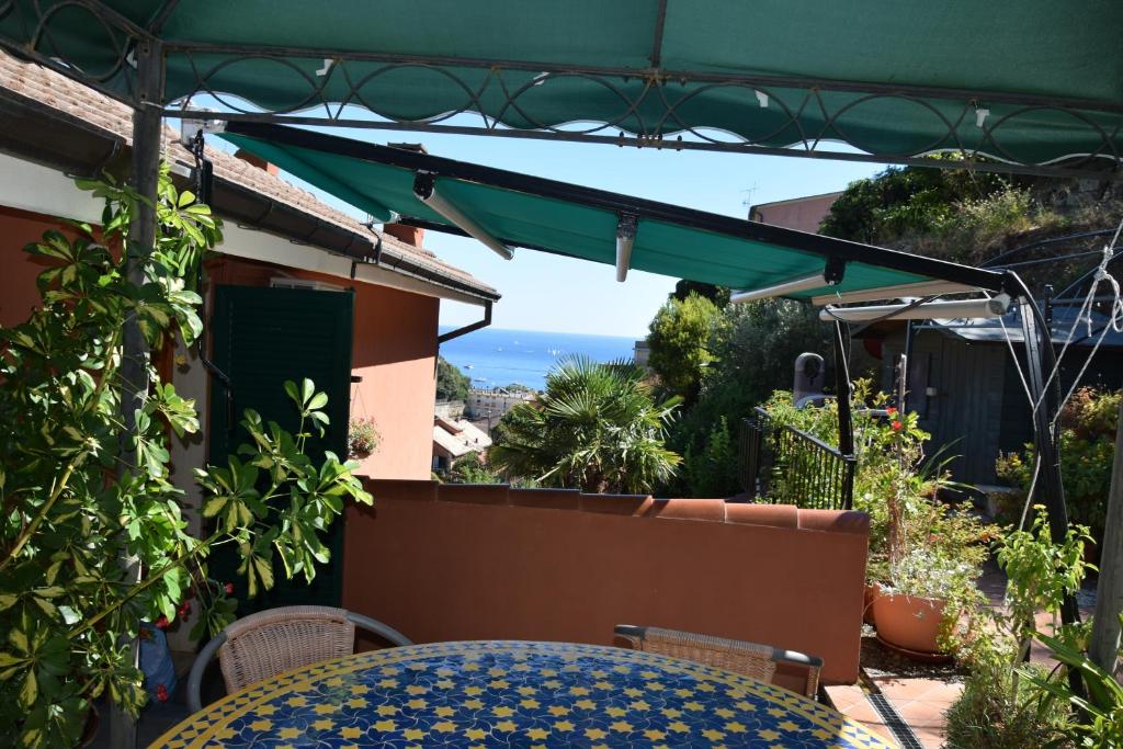 a patio with a table and a view of the ocean at appartamentini5terre in Monterosso al Mare
