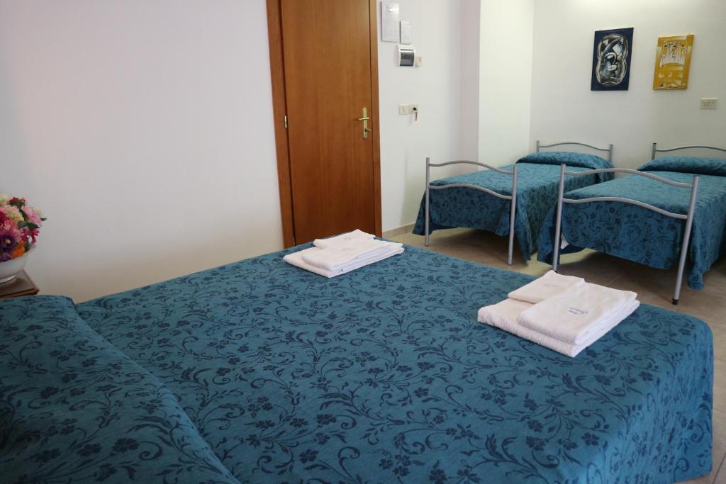 Łóżko lub łóżka w pokoju w obiekcie Hotel Orchidea