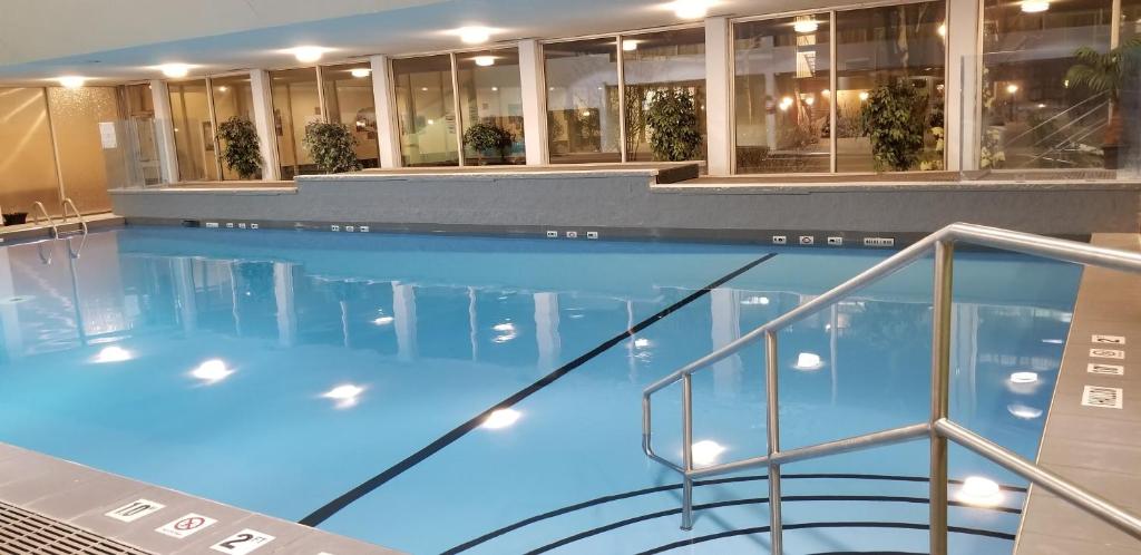 Bazén v ubytování Radisson Hotel Sudbury nebo v jeho okolí
