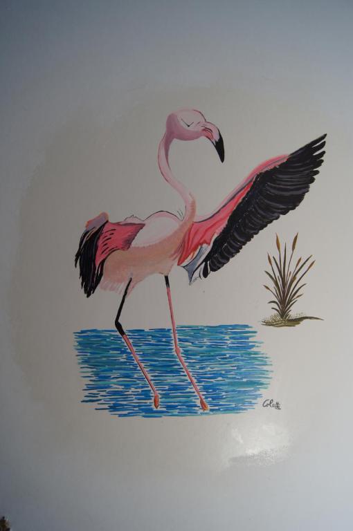 een schilderij van een flamingo die in het water loopt bij Cmr in Saintes-Maries-de-la-Mer