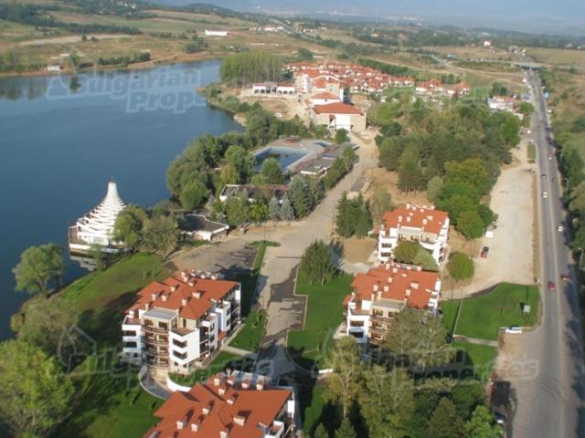 普拉韋茨的住宿－Pravets Spa Resort Apartments，享有湖畔小镇的空中景色