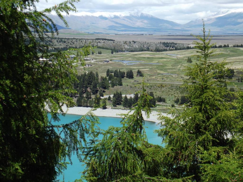 Utsikt mot bassenget på Lake Tekapo Lodge eller i nærheten