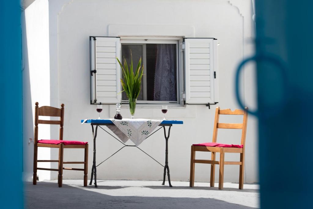 フィラにあるMantilariaの窓に植物を植えた椅子2脚付きテーブル