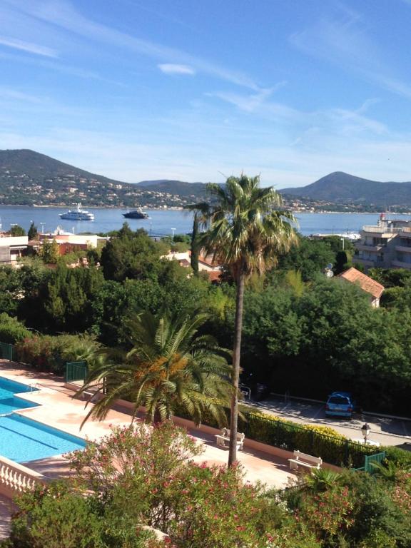 uma vista para um resort com uma piscina em BELLEVUE HÉRACLÉE em Saint-Tropez