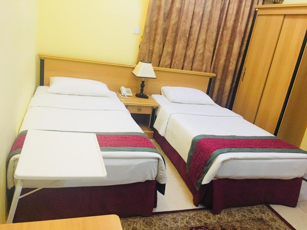 Postel nebo postele na pokoji v ubytování Muscat International Hotel