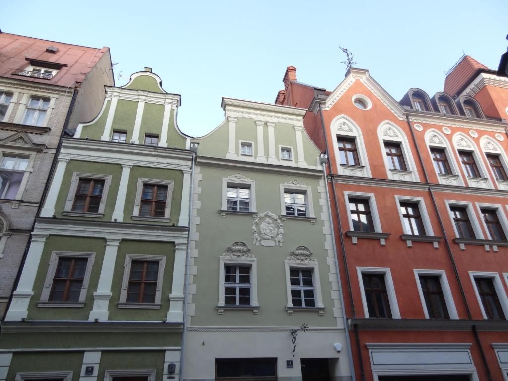 uma linha de edifícios coloridos em uma cidade em Rosemary's Private Ensuite Rooms in Old Town em Poznań