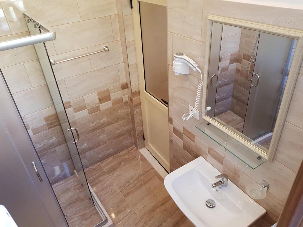 Koupelna v ubytování Villa Arben Elezi
