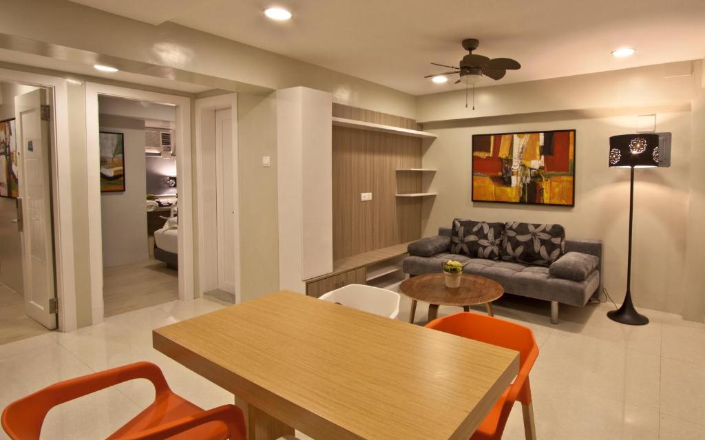 un soggiorno con un tavolo e un divano di Z Pad Residences a Tacloban