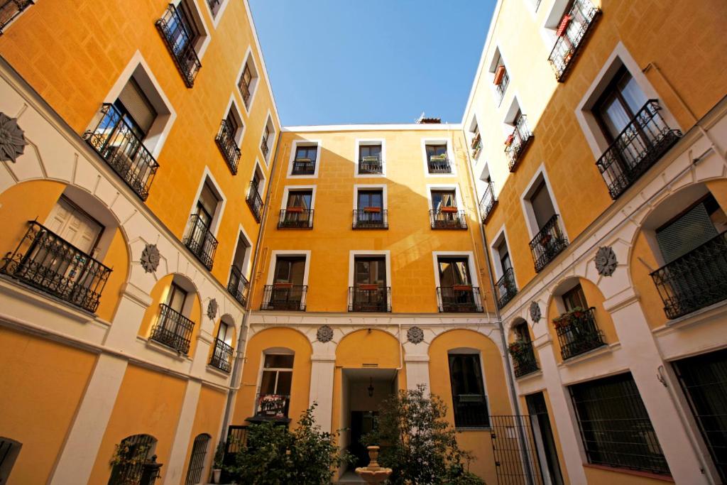 マドリードにあるMadrid Centric by Madflats Collectionの黄色の壁とバルコニーが特徴のアパートメントです。