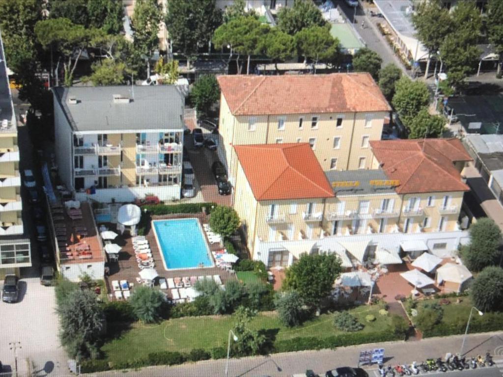 uma vista aérea de um hotel com uma piscina em Hotel Stella Polare em Rimini