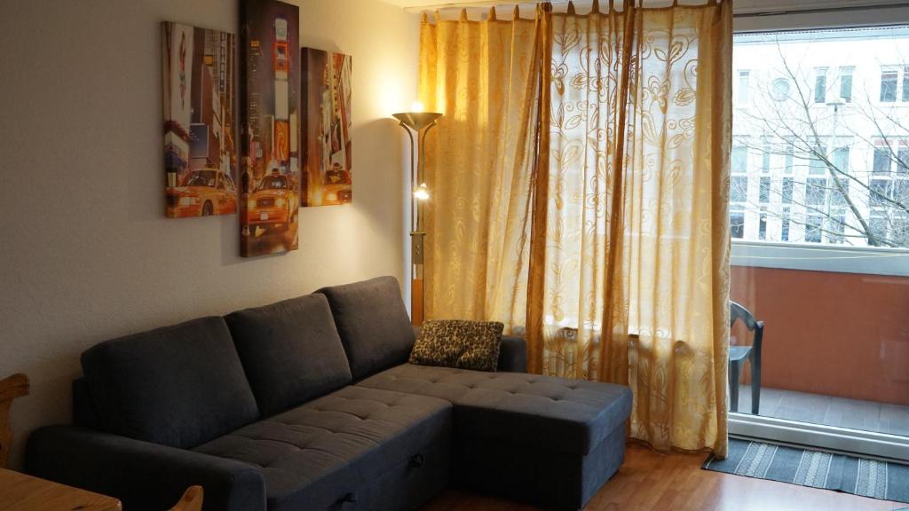 sala de estar con sofá y ventana en 2-Zimmer Apartment Sofia, gemütlich wie zu Hause, en Offenbach