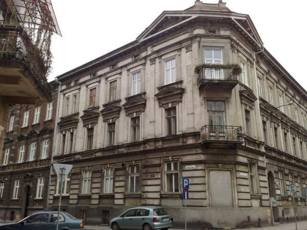 クラクフにあるLoft apartment next to the Old Townの車が目の前に停まった大きな建物