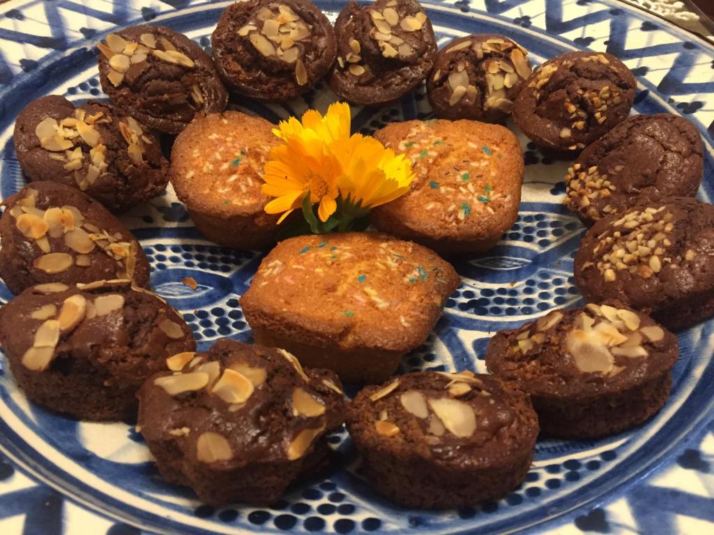 a blue plate with a yellow flower in the middle at Hotel Svizzera in Arma di Taggia