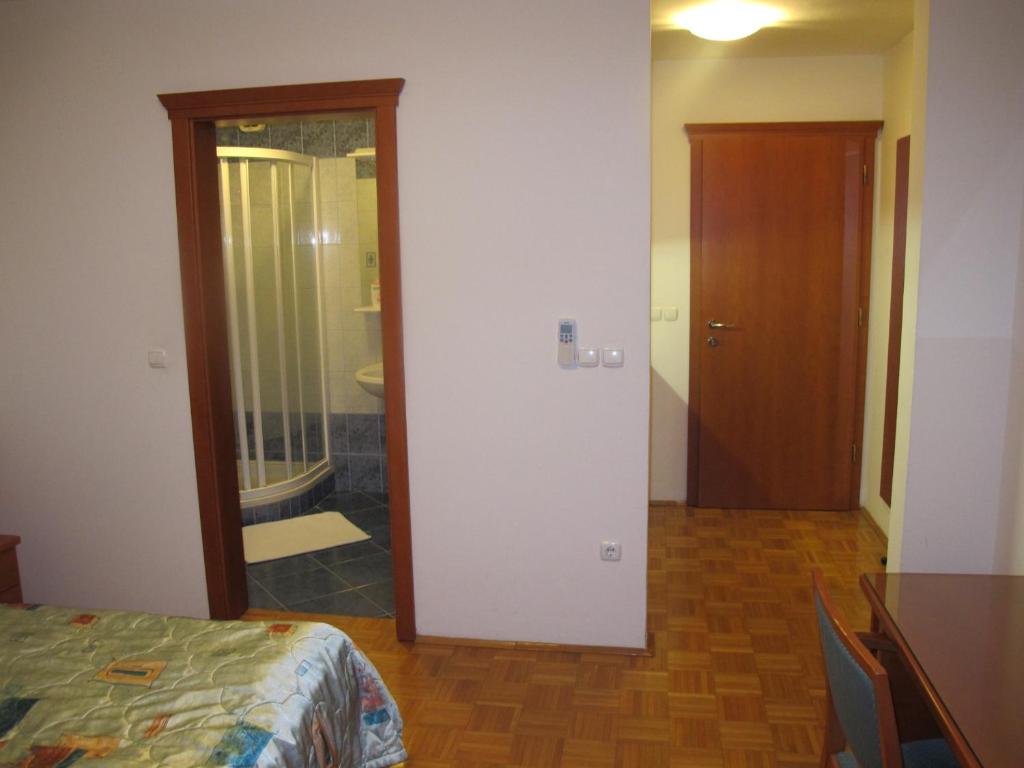 Postel nebo postele na pokoji v ubytování Apartment Sobe Ravbar