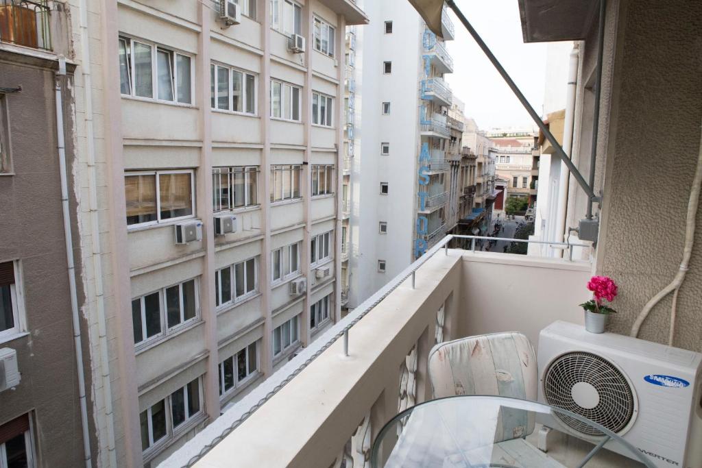 Balkón alebo terasa v ubytovaní Athens Center Spacious Luxury Apartment