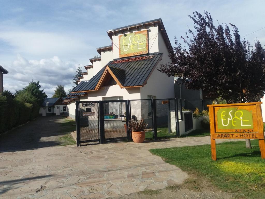 una tienda con un cartel delante de un edificio en Esquel Apart Loft, en Esquel