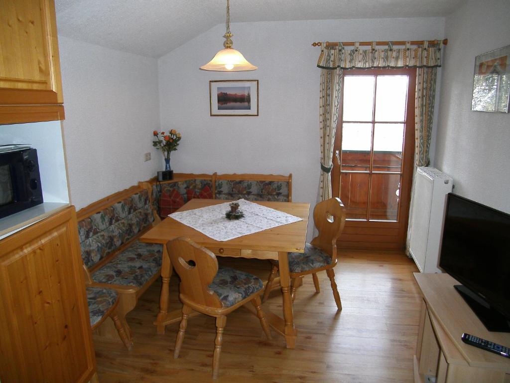 Televízia a/alebo spoločenská miestnosť v ubytovaní Appartements Bacherhof