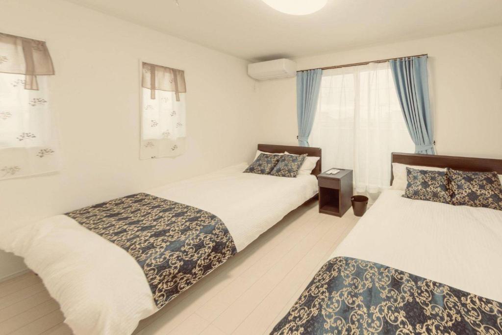 Tempat tidur dalam kamar di Seaside Villa Itoman