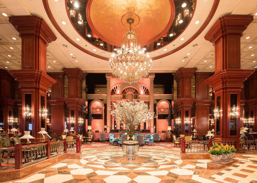 a large lobby with a chandelier in the middle at Imperial Palace Seoul Gangnam in Seoul