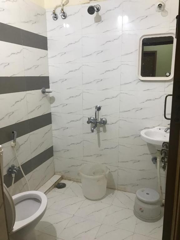 Koupelna v ubytování Suvarna Residency