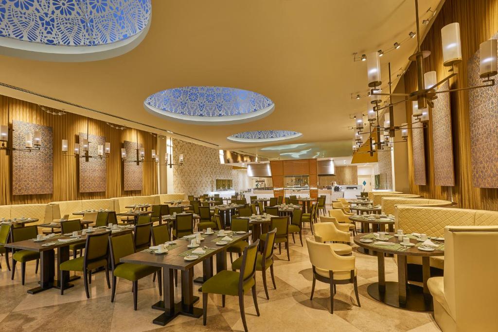 Restaurace v ubytování Salalah Gardens Hotel Managed by Safir Hotels & Resorts