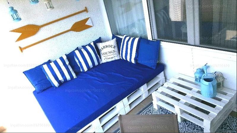 ガールドニにあるKék vitorlás apartmanのバルコニー(ベンチ、青い枕、矢印付)