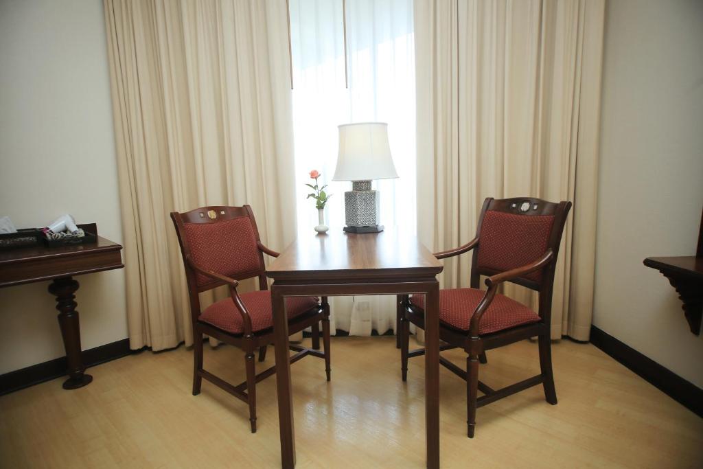 Uma área de estar em Wiang Inn Hotel