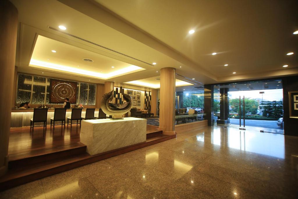 Uma área de estar em Wiang Inn Hotel