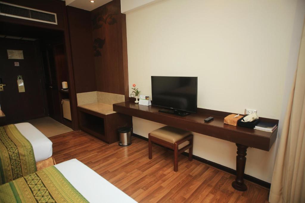 Uma televisão e/ou sistema de entretenimento em Wiang Inn Hotel