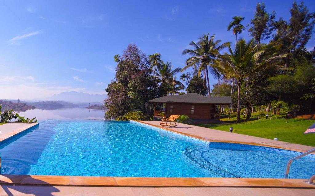 Bazén v ubytování LakeRose Wayanad Resort nebo v jeho okolí