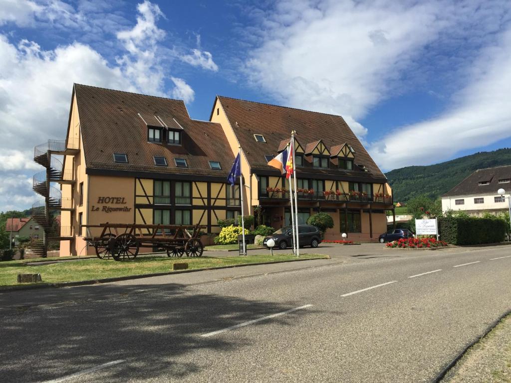 Nespecifikovaný výhled na hory nebo výhled na hory při pohledu z hotelu
