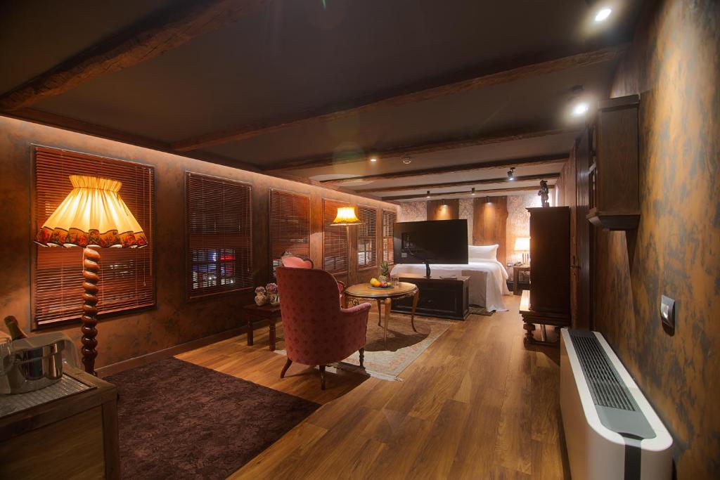 Uma televisão e/ou sistema de entretenimento em HANI I PAZARIT Boutique Hotel