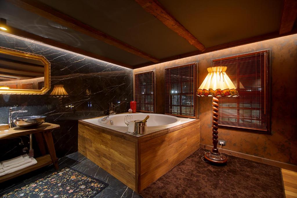 Imagem da galeria de HANI I PAZARIT Boutique Hotel em Korçë