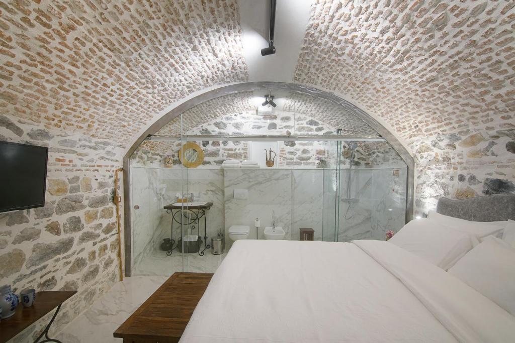 Uma cama ou camas num quarto em HANI I PAZARIT Boutique Hotel