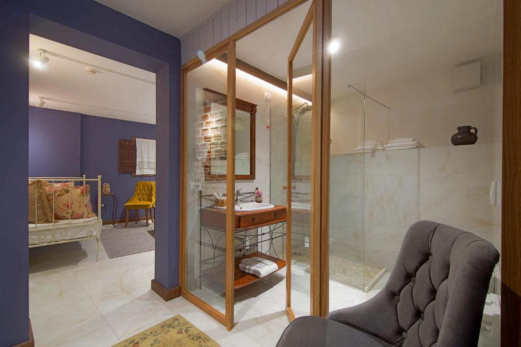Uma casa de banho em HANI I PAZARIT Boutique Hotel