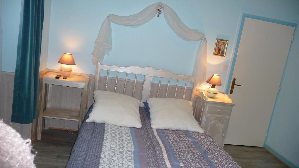 サルラ・ラ・カネダにあるLes Angesのベッドルーム1室(ベッド1台、ナイトスタンド2台、ランプ2つ付)