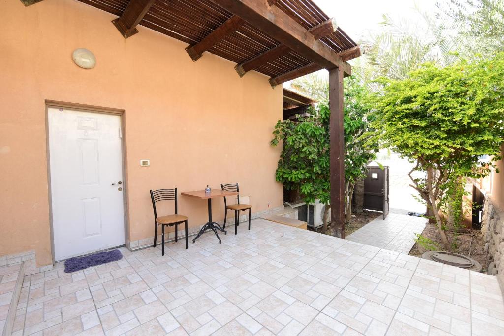 Flintstone Guest House 11 rooms לא וילה פרטיתにあるパティオまたは屋外エリア