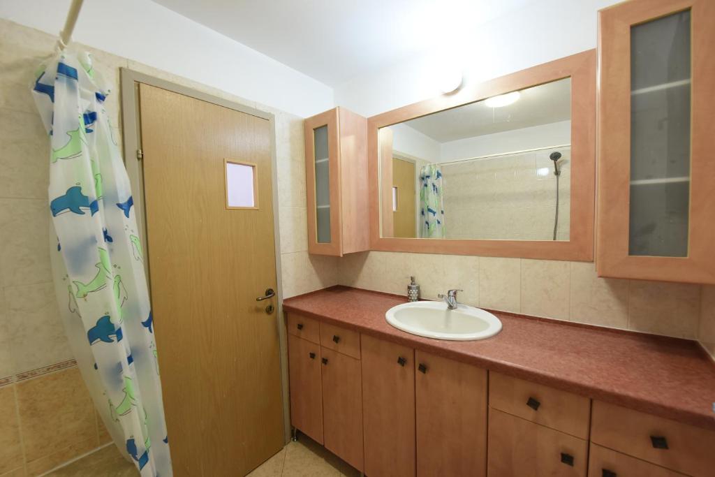Flintstone Guest House 11 rooms לא וילה פרטיתにあるバスルーム