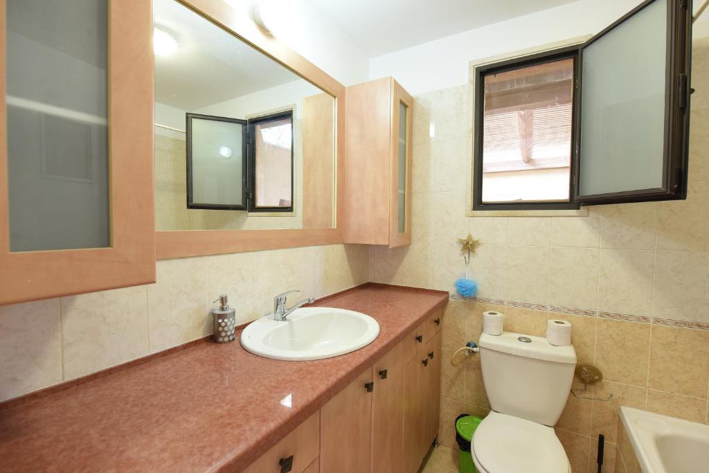Flintstone Guest House 11 rooms לא וילה פרטיתにあるバスルーム