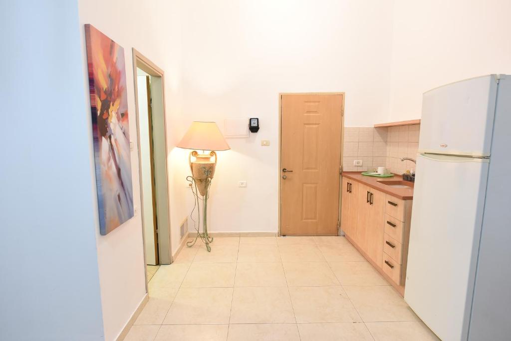 Flintstone Guest House 11 rooms לא וילה פרטיתにあるキッチンまたは簡易キッチン