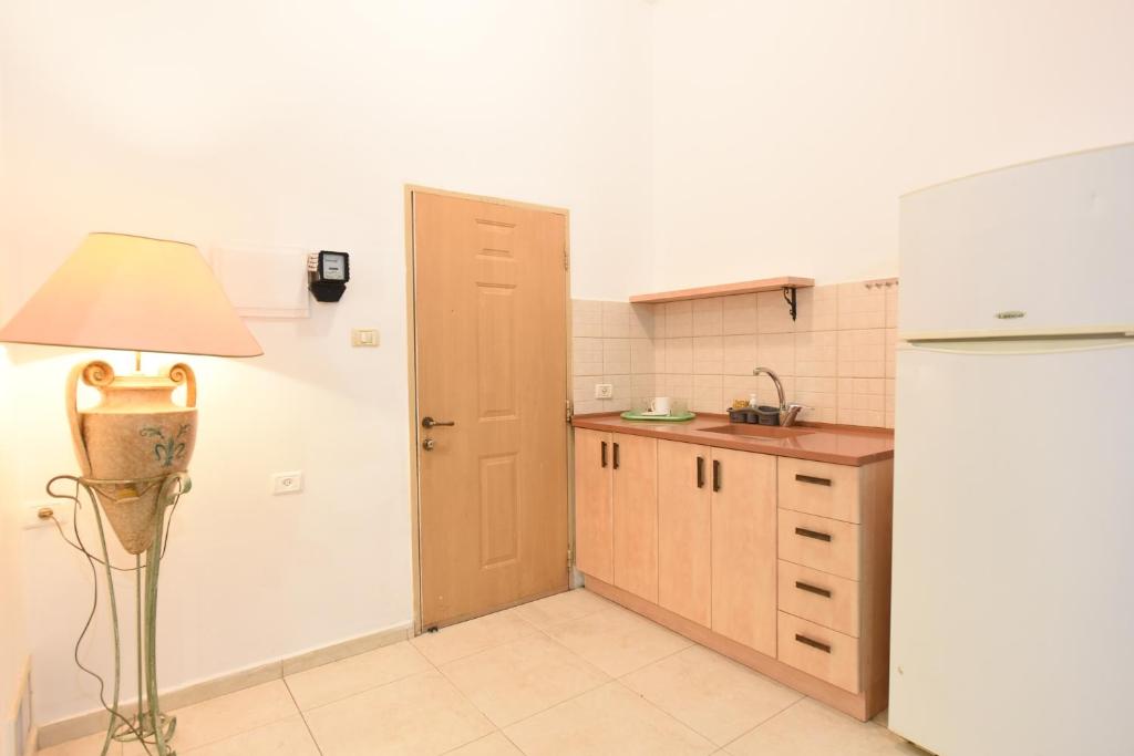 Flintstone Guest House 11 rooms לא וילה פרטיתにあるキッチンまたは簡易キッチン