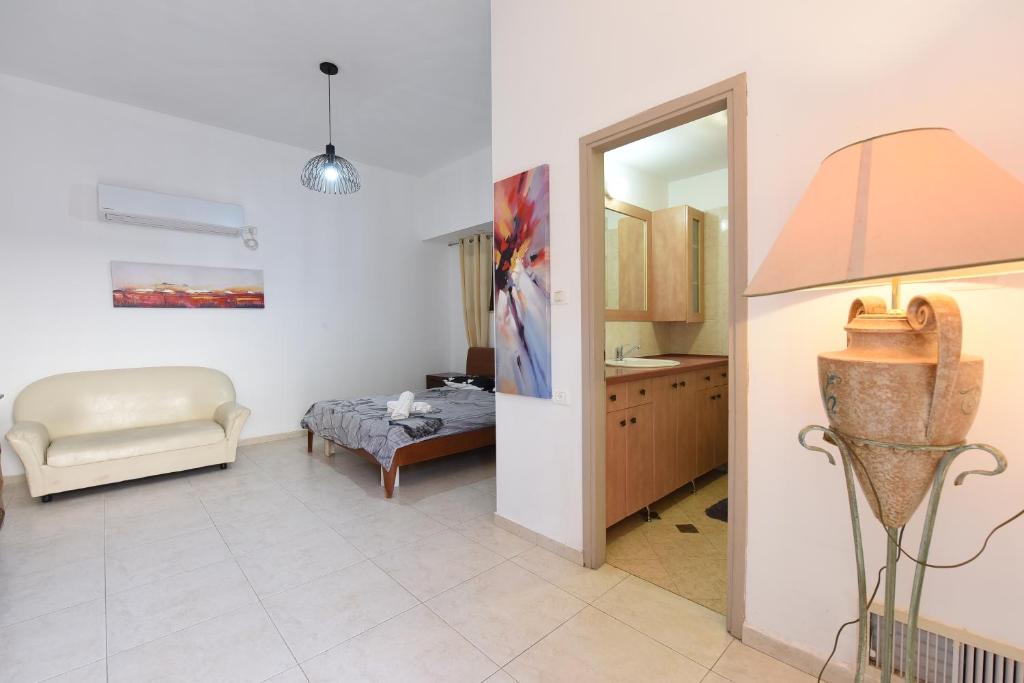 Flintstone Guest House 11 rooms לא וילה פרטיתにあるキッチンまたは簡易キッチン