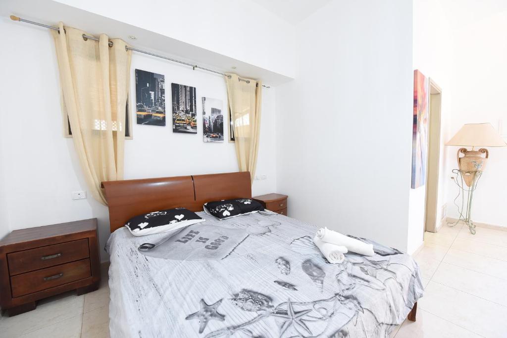 Flintstone Guest House 11 rooms לא וילה פרטיתにあるベッド
