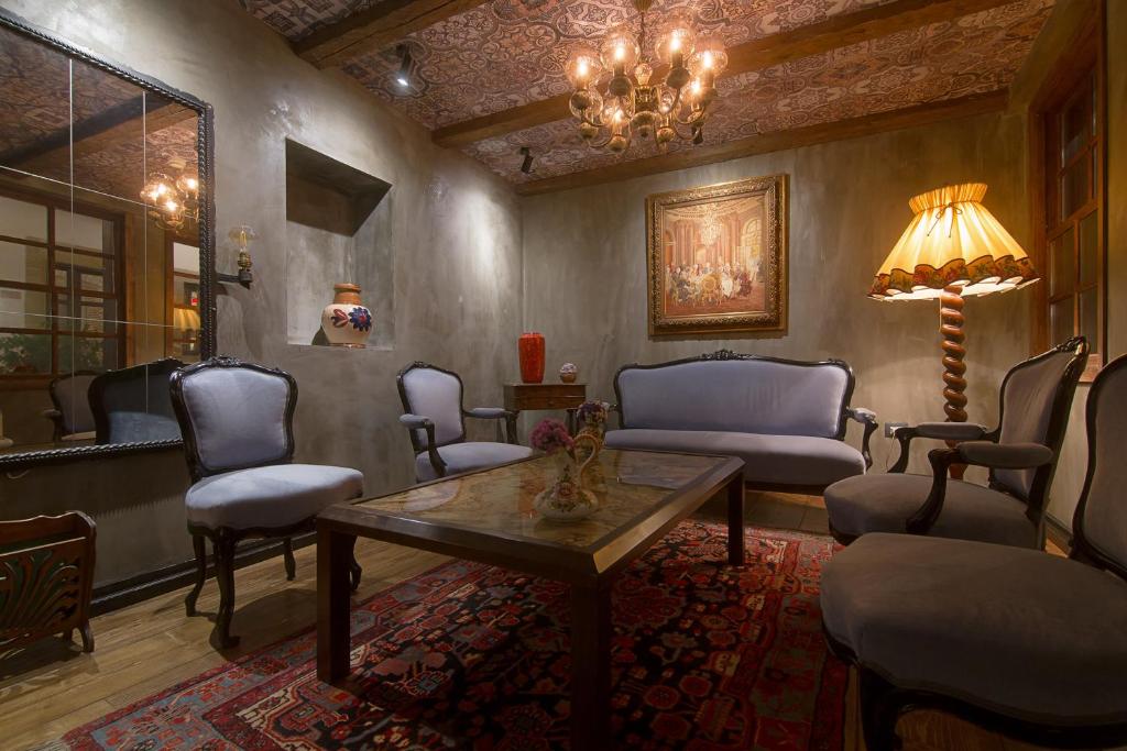 Uma área de estar em HANI I PAZARIT Boutique Hotel
