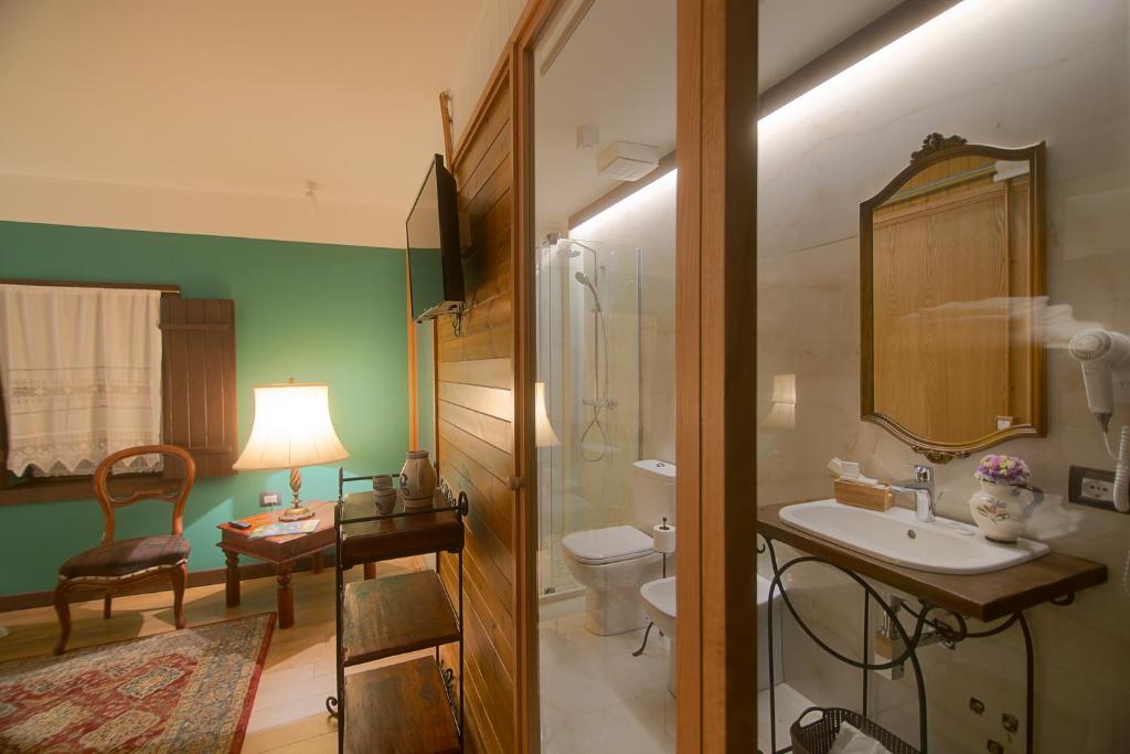 um banheiro com pia e vaso sanitário em HANI I PAZARIT Boutique Hotel em Korçë