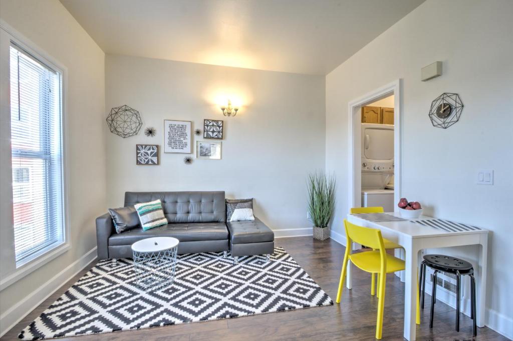 Predel za sedenje v nastanitvi Renovated Bright 1 BR in the heart of Capitol Hill – APT B